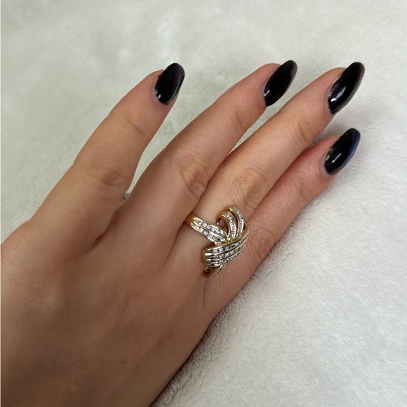 10k gold diamond ring. Gorgeous and heavy - Picture 5 of 5